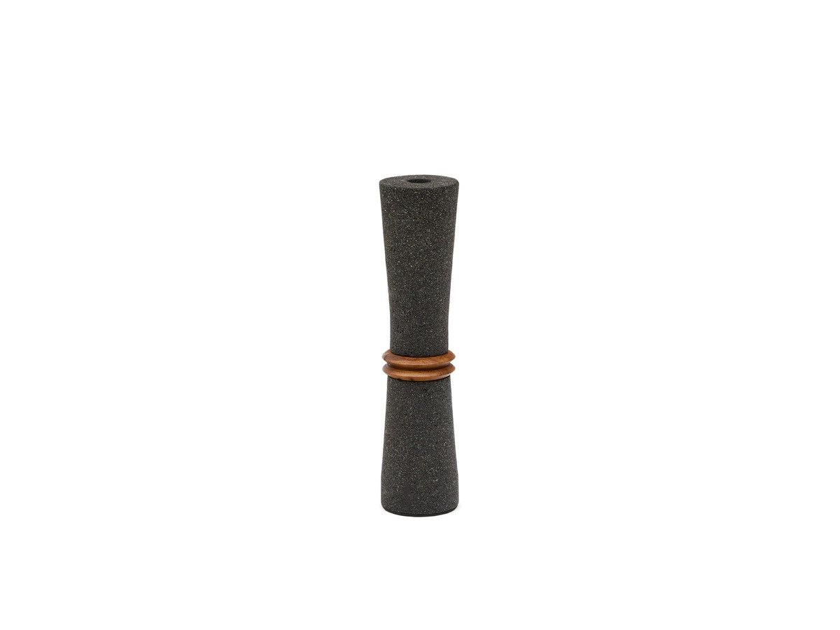 Kave Home Naro vaas van zwarte steen en teakhout 30 cm