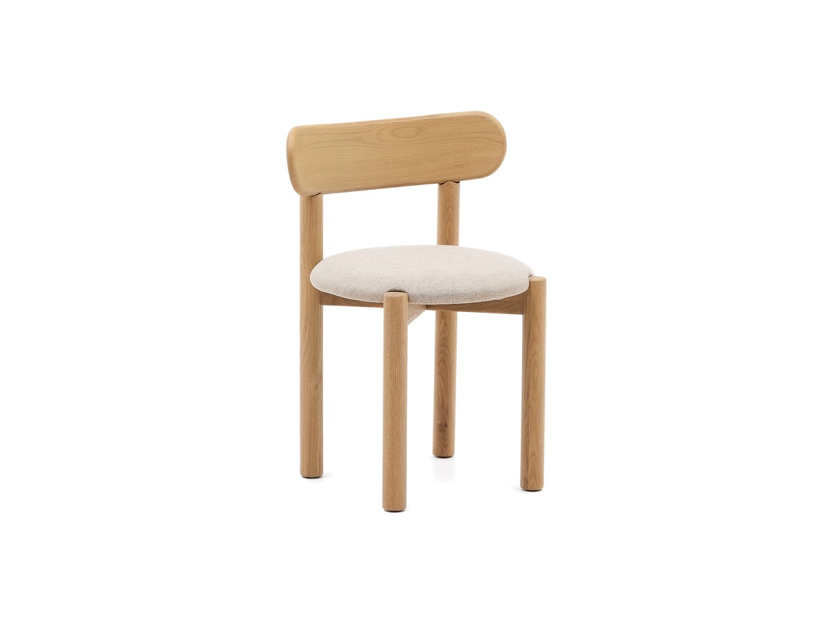 Kave Home Stoel Nebai met een structuur van FSC MIX Credit massief eikenhout met een natuurlijke afwerking en beige chenille