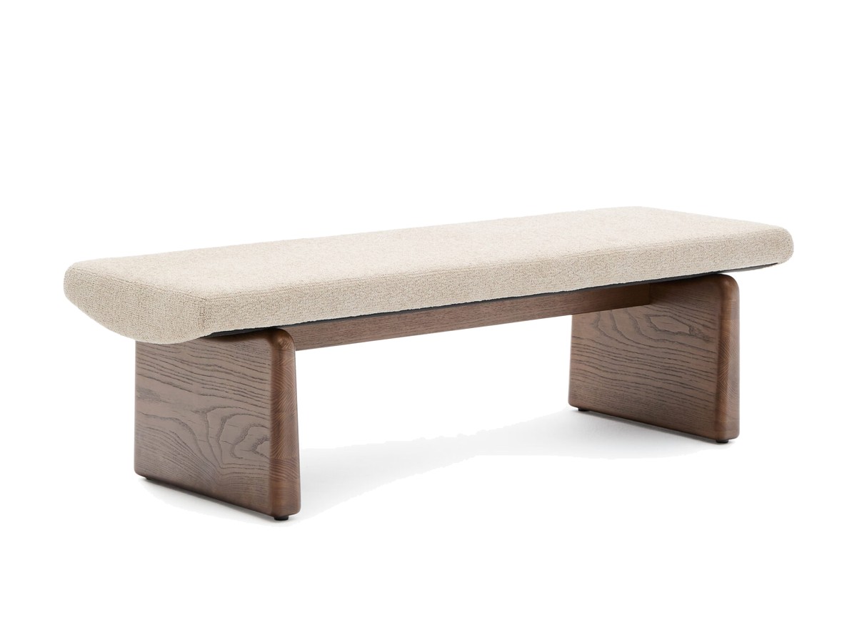 Kave Home Topaz bank in beige chenille en FSC 100% massief essenhout in noten afwerking 150 cm