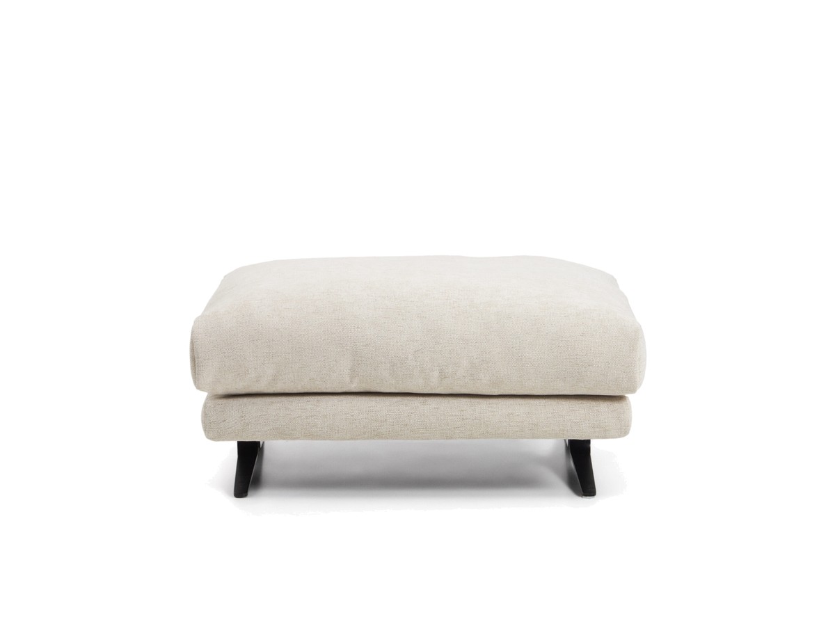 Kave Home Veliro voetenbankje in beige chenille met zwarte stalen poten 85 x 90 cm FSC Mix Credit