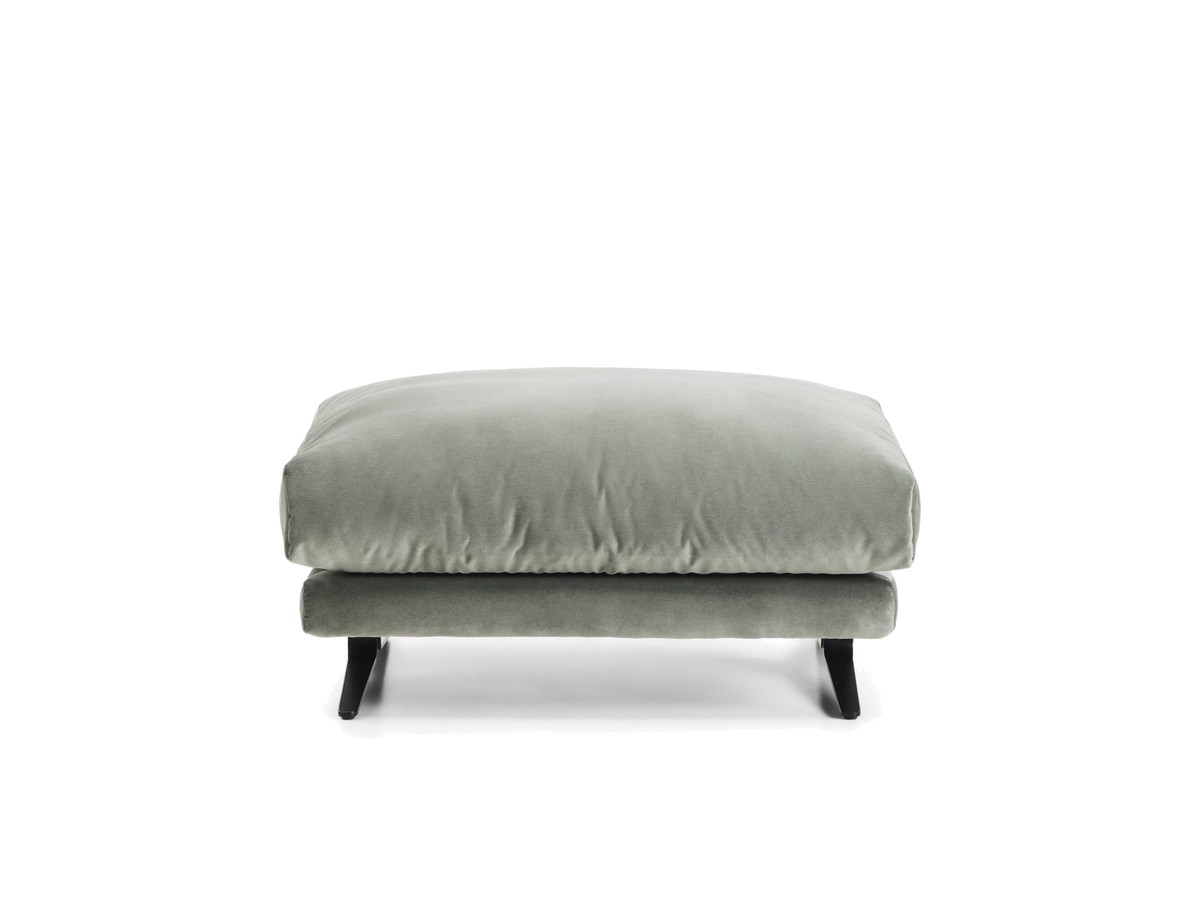 Kave Home Veliro voetenbankje in groen fluweel en stalen poten met zwarte afwerking 85 x 90 cm FSC Mix Credit