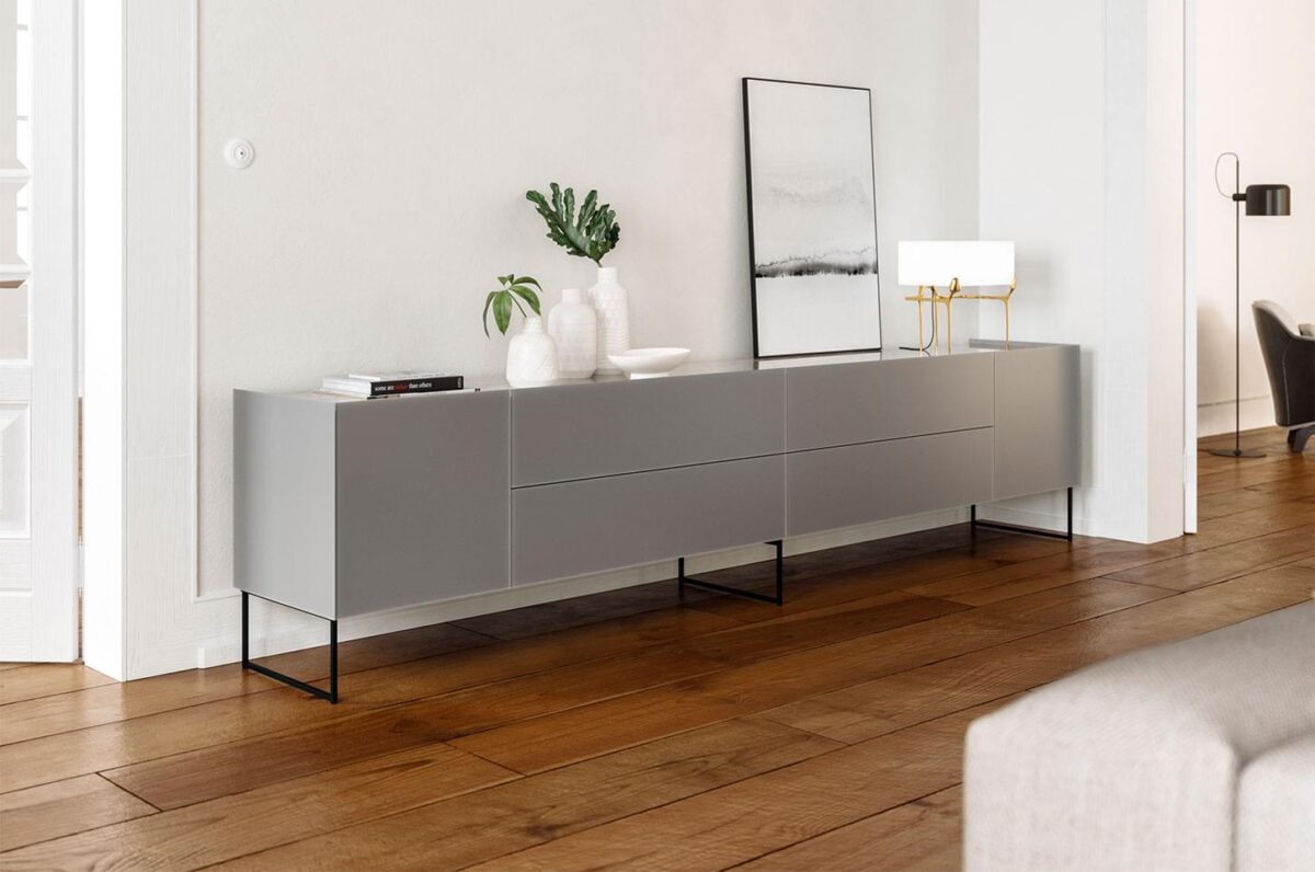 Spectral Side dressoir in grijs glas in een woonkamer