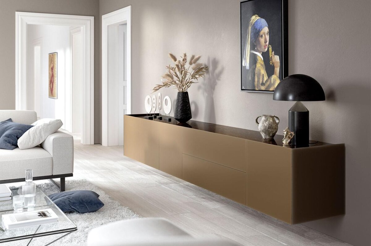 Spectral Side dressoir in brons naast een bank