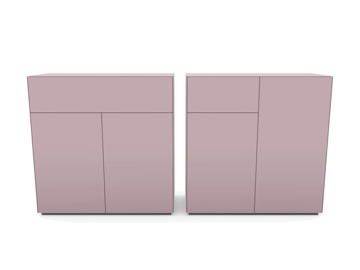 Twee Spectral Side dressoirs van 100 x 100 cm in Blush glas, vrijstaand op wit